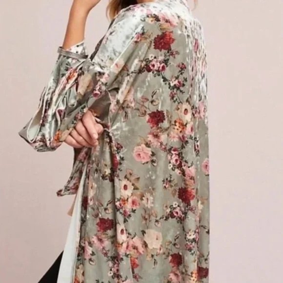Anthropologie Sweaters - Do everything in love Anthropologie One Sz Floral Velvet Kimono.